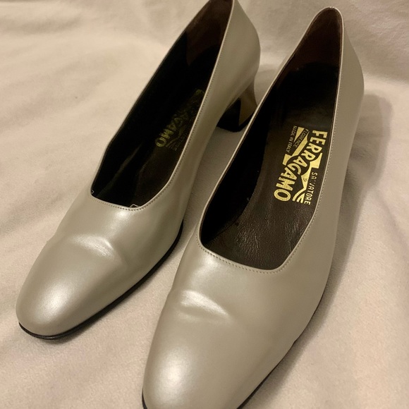 EUC SALVATORE FERRAGAMO BEIGE LEATHER PUMPS - Picture 6 of 7